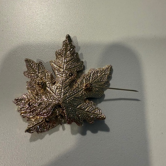 Vintage Autumn Maple Leaf Brooch Pin Gold Tone Fall Harvest Thanksgiving Jewelry - Picture 3 of 3